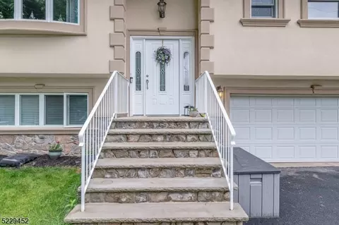 36 Adams Dr, Ogdensburg, NJ 07439
