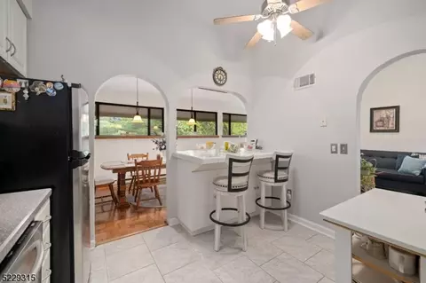 2 Hillside Ct, Clinton, NJ 08809