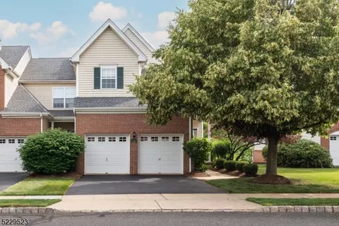 28 Surrey Ln, Flemington, NJ 08822