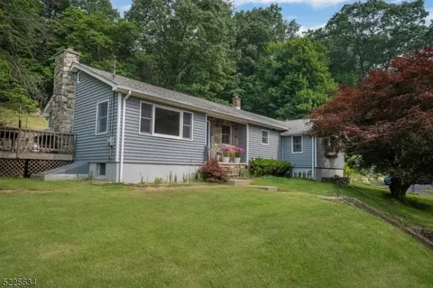 172 W Mountain Rd, Sparta, NJ 07871