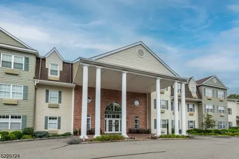 7423 Richmond Rd #423, West Milford, NJ 07480