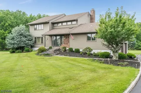 11 Round Hill Ct, Flemington, NJ 08822