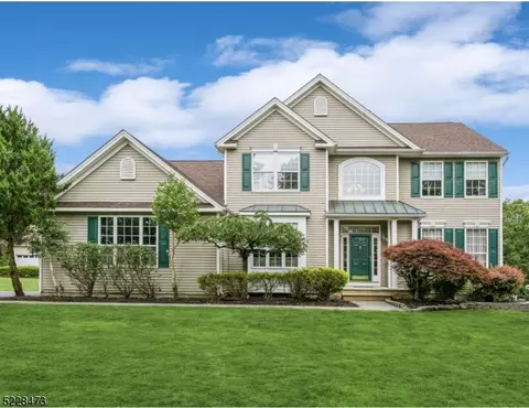 27 Saunders Ln, Hackettstown, NJ 07840