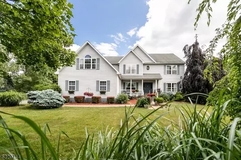 12 Southdown Dr, Lafayette, NJ 07848