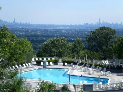 1 Claridge Dr 323 #323, Verona, NJ 07044