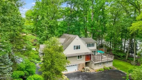 66 W Shore Dr, Bloomingdale Boro, NJ 07420