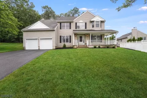 4 Cather Ct, Roxbury Twp, NJ 07852