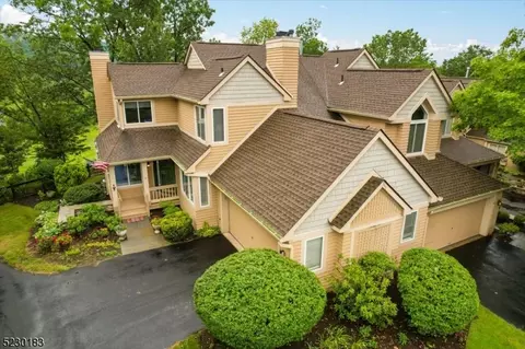 11 Sugar Maple Ln, Hamburg, NJ 07419