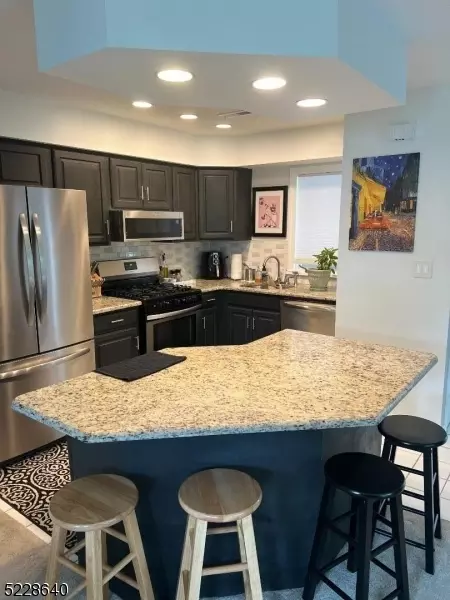 21 Sam Bonnell Dr, Clinton, NJ 08809