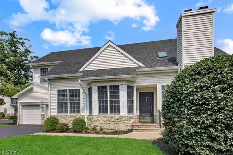 16 La Costa Dr, Annandale, NJ 08801