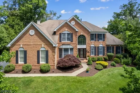 17 Wyckoff Dr, Union Twp, NJ 08867
