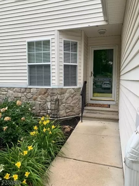 30 Portsmouth Ct, Hamburg, NJ 07419