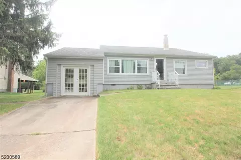 22 Holly St, East Franklin, NJ 08873