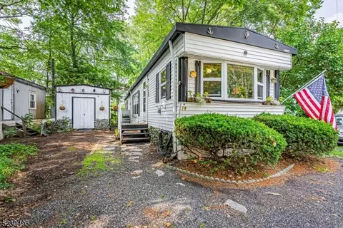19 Sandy Point Dr, Lake Hopatcong, NJ 07849