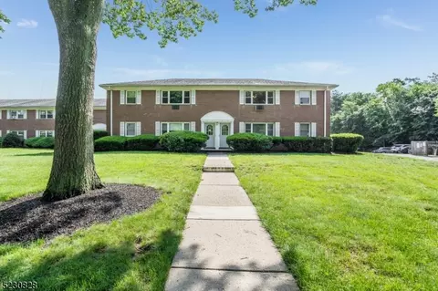 4 Manchester Ct, Wayne, NJ 07470