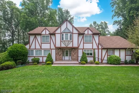 8 Concord Way, Morris Plains, NJ 07950
