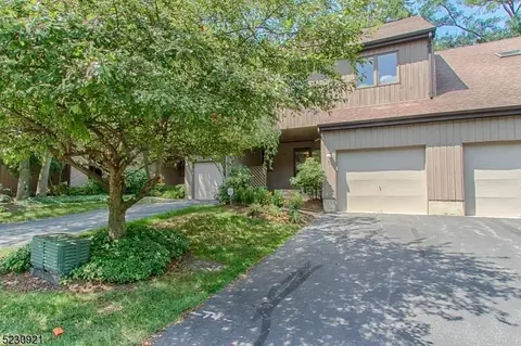 17 Robertson Ct, Morristown, NJ 07960