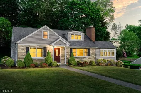 8 Catalpa Rd, Morristown, NJ 07960