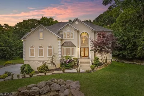 19 Stonehedge Dr, Hardyston, NJ 07460