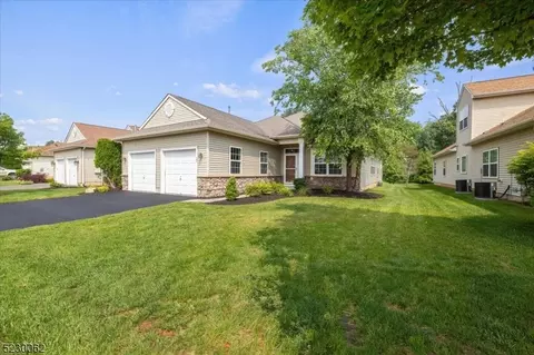 27 Esplanade Dr, Somerset, NJ 08873