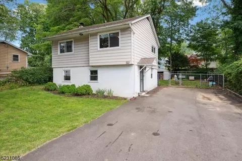 111 Lackawanna Trl, Hopatcong, NJ 07843