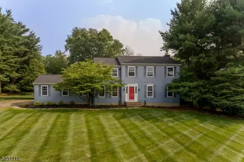 16 Horseshoe Dr, Flemington, NJ 08822