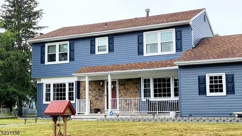 11 Crown Rd, East Franklin, NJ 08873