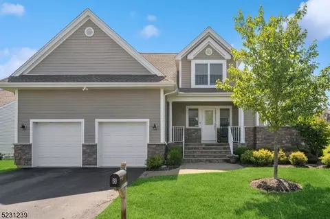 8 Coventry Rd, Hamburg, NJ 07419