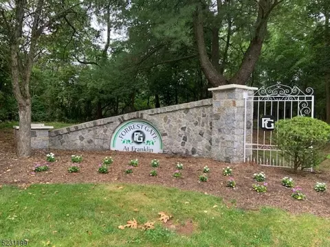 5 Leahy Ct, Somerset, NJ 08873