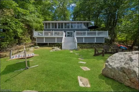 21 Bonaparte Point Rd, Hopatcong, NJ 07843