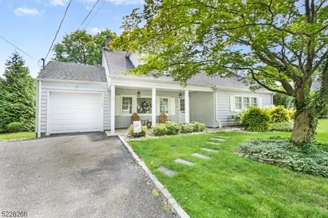 21 Ardsleigh Dr, Madison, NJ 07940