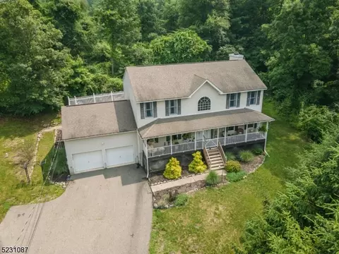 96 Greenhill Rd, Hamburg, NJ 07419