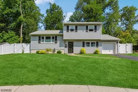 18 Bonnie Brook Ter, Middlesex, NJ 08846