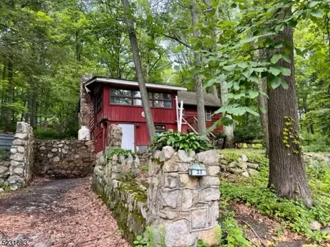 33 Cohocton Rd, Highland Lakes, NJ 07422
