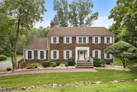 25 Holmehill Ln, Roseland, NJ 07068