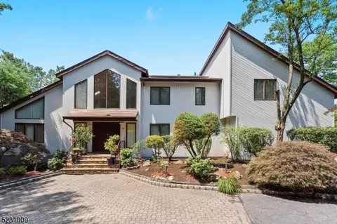 4 Hampshire Ct, Springfield, NJ 07081