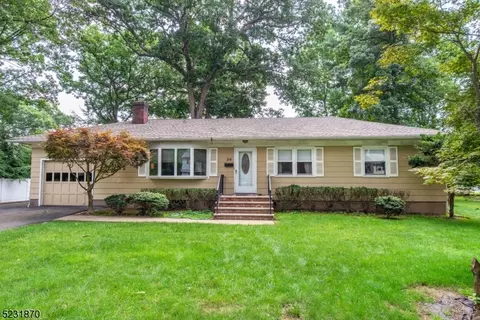 20 Ferncliff Rd, Morris Plains, NJ 07950