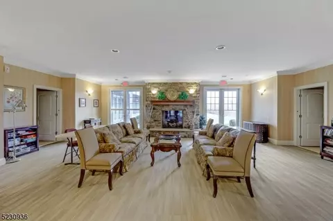 5 Tenakill Pk East 212 #212, Cresskill, NJ 07626