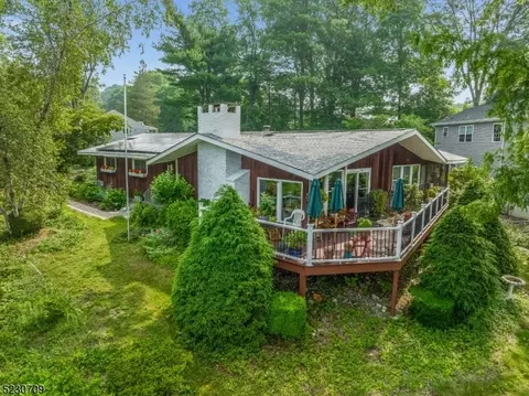 2 Crescent Dr, Jefferson, NJ 07849
