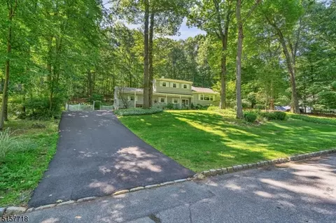 4 Crest Dr, Washington Twp, NJ 07853