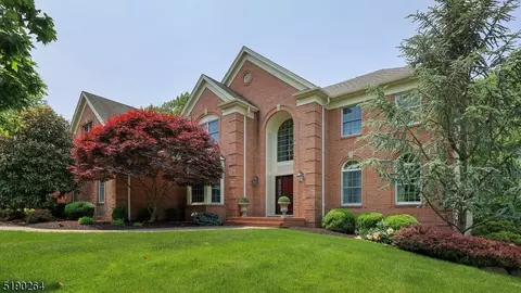 9 Strawberry Ln, Warren, NJ 07059