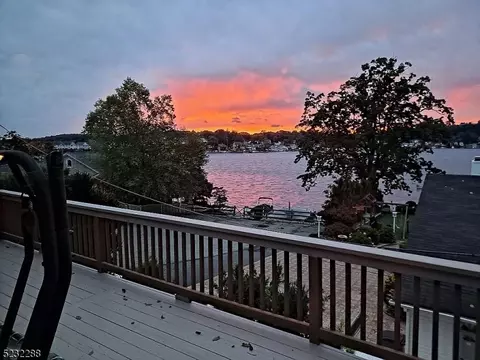 4 Lee Dr, Mount Arlington, NJ 07856