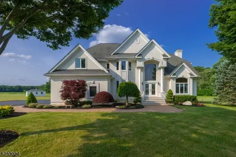 3 Manchester Ln, Pittstown, NJ 08867
