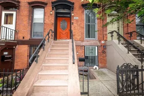 325 8th St, Jersey City, NJ 07302