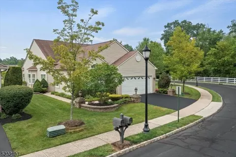 20 Esplanade Dr, Franklin Twp, NJ 08873