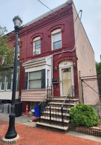 22 8th Ave, Newark, NJ 07104