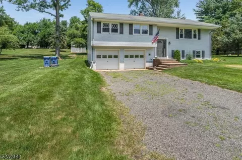 98 Vollers Dr, Somerville, NJ 08876