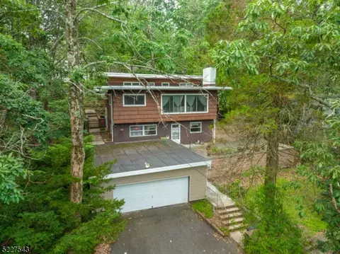 8 Pebble Beach Rd, Hopatcong, NJ 07843
