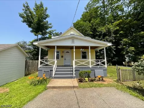 2 Holloway Pl, Morris Plains, NJ 07950