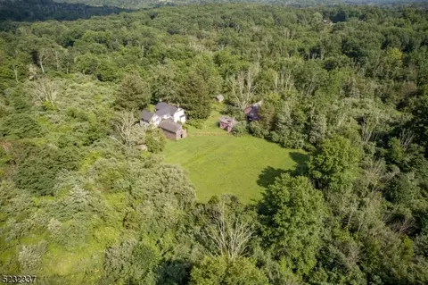15 Featherbed Ln, Stockton, NJ 08559